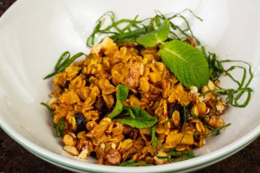 Elma ve erik ile lezzetli yulaf ezmesi