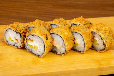 Lezzetli kızarmış tempura yılan balığı ile rulo