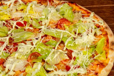 Pizza Sezar salata buzdağı ile