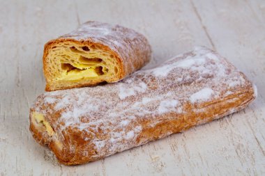 Reçel dolum ile lezzetli puf böreği strudel