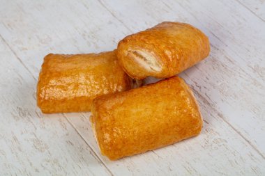 Reçel dolum ile lezzetli puf böreği strudel