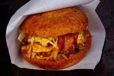 Bugrer tavuk ve domuz pastırması