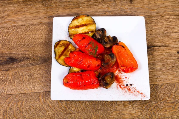 Savoureux Légumes Grillés Sur Fond Bois — Photo