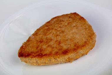 Kavrulmuş balık tabak içinde pirzola