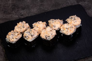 Yengeç eti ile Japon rulo