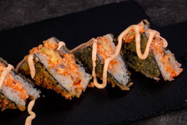 Japonca rulo ile pirinç pişmiş