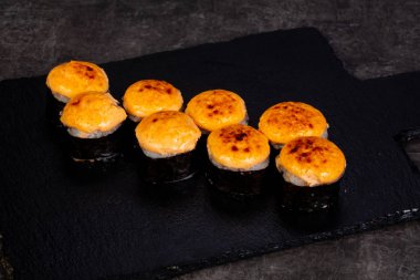 Japonca rulo ile pirinç pişmiş