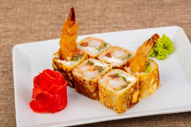 Karides ile Japon geleneksel rulo