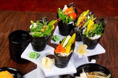 Miso çorbası ve deniz ürünleri ile Japon Temaki ayarla