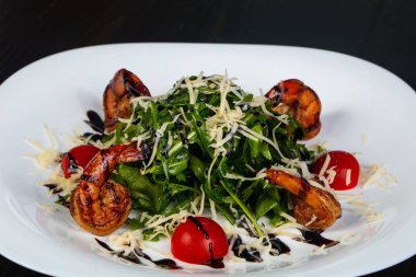 Salata karides ve rucola