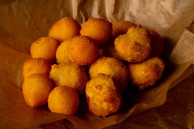 Sıcak lezzetli patates topları yığın