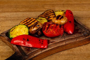 Izgara sebze plaka patlıcan, domates, biber, kabak, patates