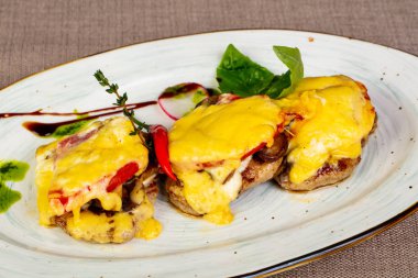 Peynir ve mantarlı tavuk göğsü