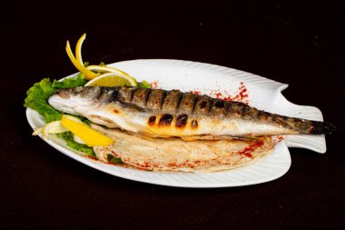 Limon servis kavrulmuş levrek balığı