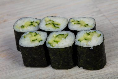 Japon soğuk rulo salatalık ile