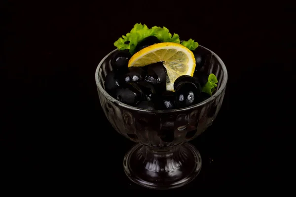 มะกอกด าในชามเส ฟมะนาว — ภาพถ่ายสต็อก