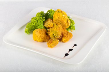 Fried brokoli salata yaprakları ile