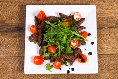 Ruccola ve domates ile sığır eti