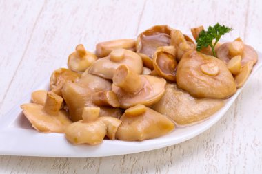 Baharat ile kase salamura mantar