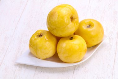 Kabın içinde turşu sarı elma