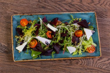 Domates hizmet peynir ve pancar kök salata