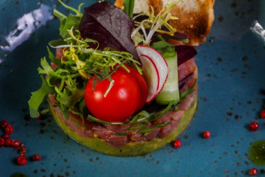 Tartar somon ve avokado sebze devam eder.