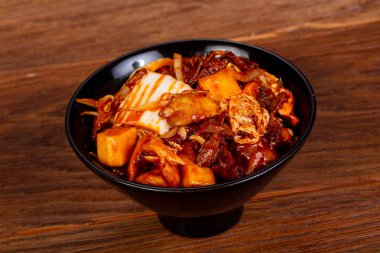 Kimchi sığır eti ve sos ile