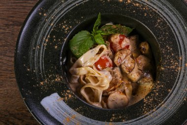 Lezzletli makarna mantar hizmet fesleğen ile