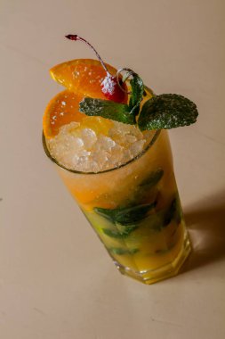 Mojito ile portakal kiraz hizmet