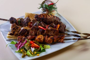 Barbekü et ve sebze tabağı.