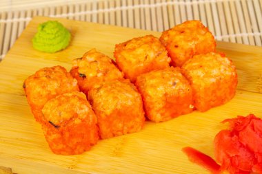 Lezzetli syake taze suşi rulo