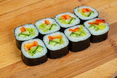 Vejetaryen maki rulo salatalık ile