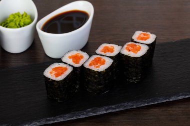 Kırmızı çiğ balık ve wasabi ile iştah açıcı suşi