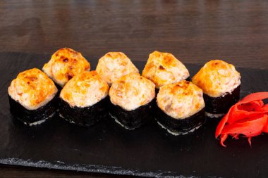Kızarmış peynir ile lezzetli suşi roll