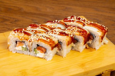 Susam ve peynir ile lezzetli yılan balığı rulo