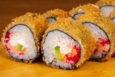 Lezzetli kızarmış tempura somon ile