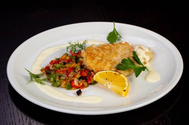 Limon ile lezzetli kızarmış morina