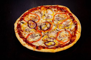 Lezzetli Barbekü pizza biber, soğan ve mantar ile