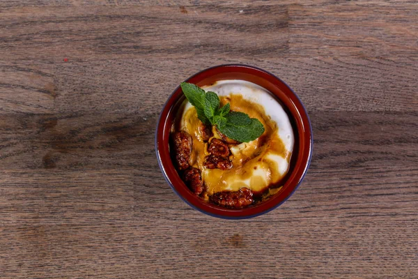 Ice Cream Walnut Served Mint — Stock Photo, Image