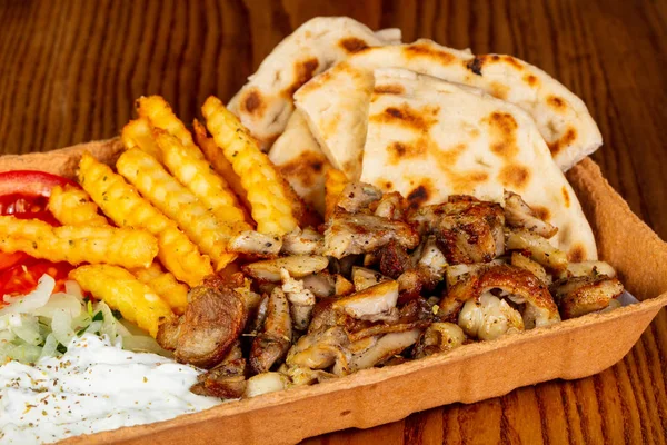 Gyros Med Kött Potatis Och Sås — Stockfoto