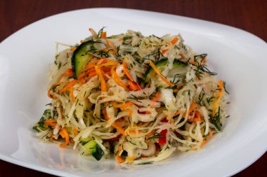 Lahana salatası salata salatalık ile