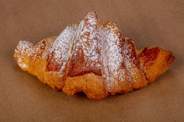 Çikolata ile taze kabuk kruvasan