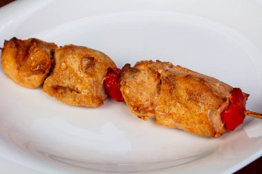 Kalenin içinde kavrulmuş tavuk şiş