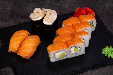 Japon Suşi ile çeşitli madde ayarla