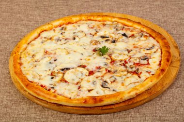 Mantarlı ve peynirli pizza.