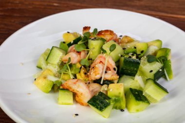 Karides ve susam ile avokado salatası