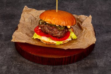 Etli ve peynirli hamburger.