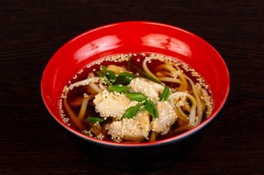 Miso çorbası ile somon ve susam