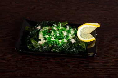 Chukka ve sesam tohumları ile salata