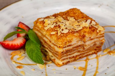 Katmanlı tatlım kek fındıklı